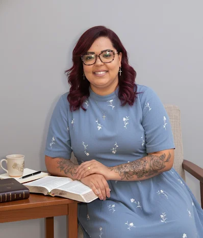 Simone Soares com a Bíblia